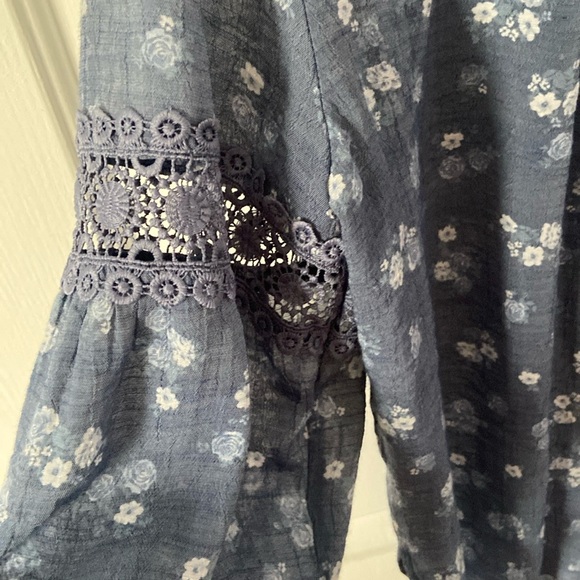 Comfy Blue Floral Blouse with Lace Details β Size S - Picture 3 of 5